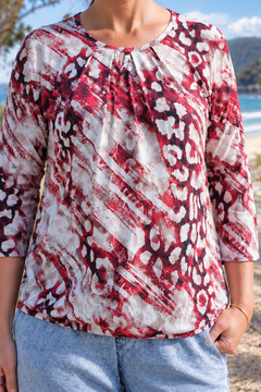 Gracie blouse, close-up of the neckline and print