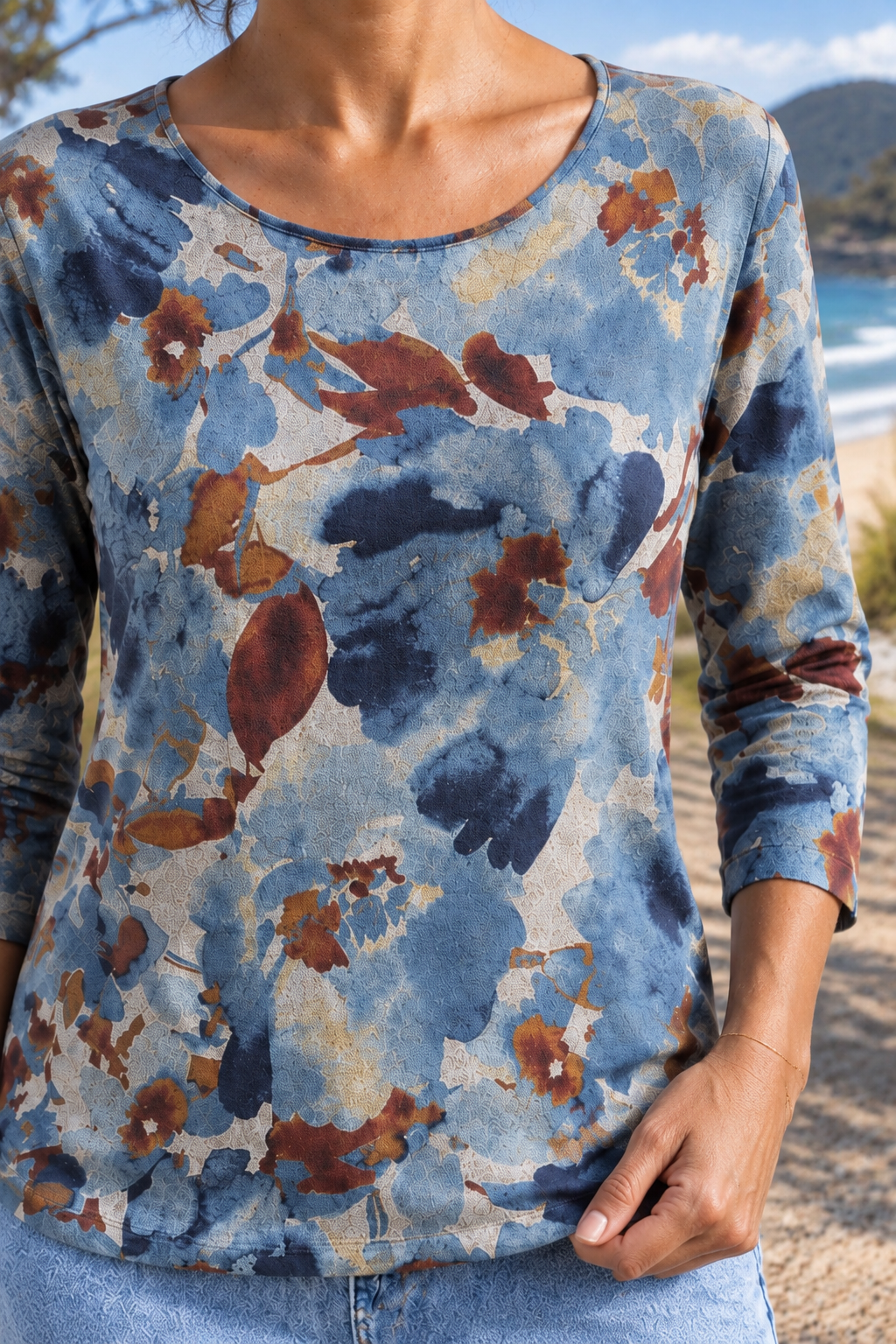 Alessia blouse, close-up of the neckline and print