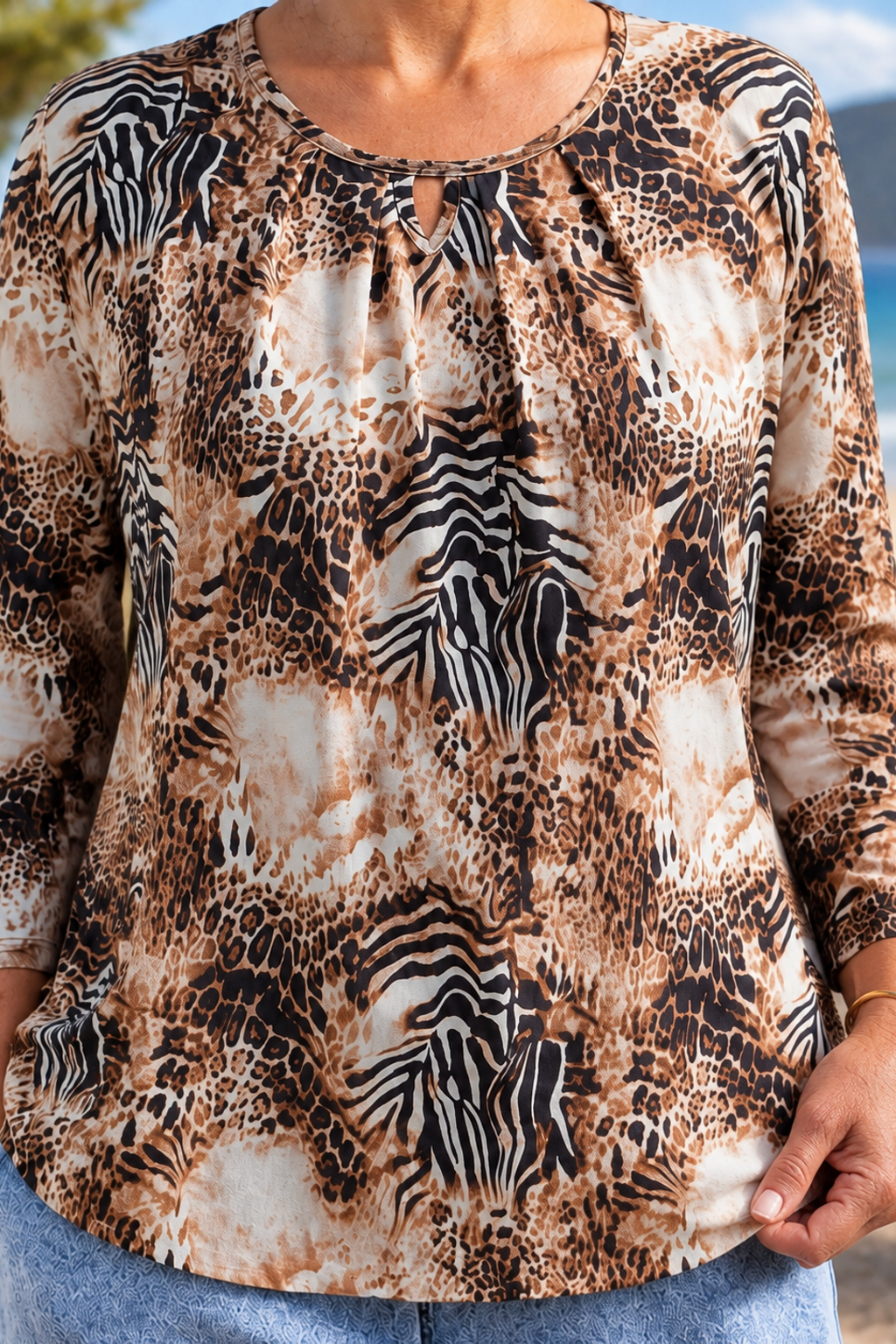 Azalea blouse, close-up of the neckline and print