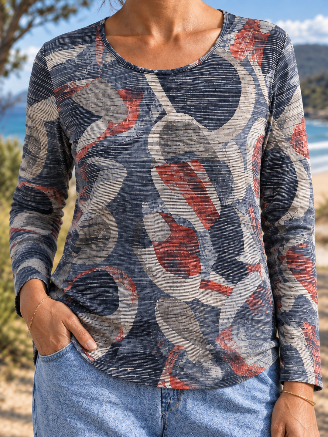 Clemence blouse, close-up of the neckline and print