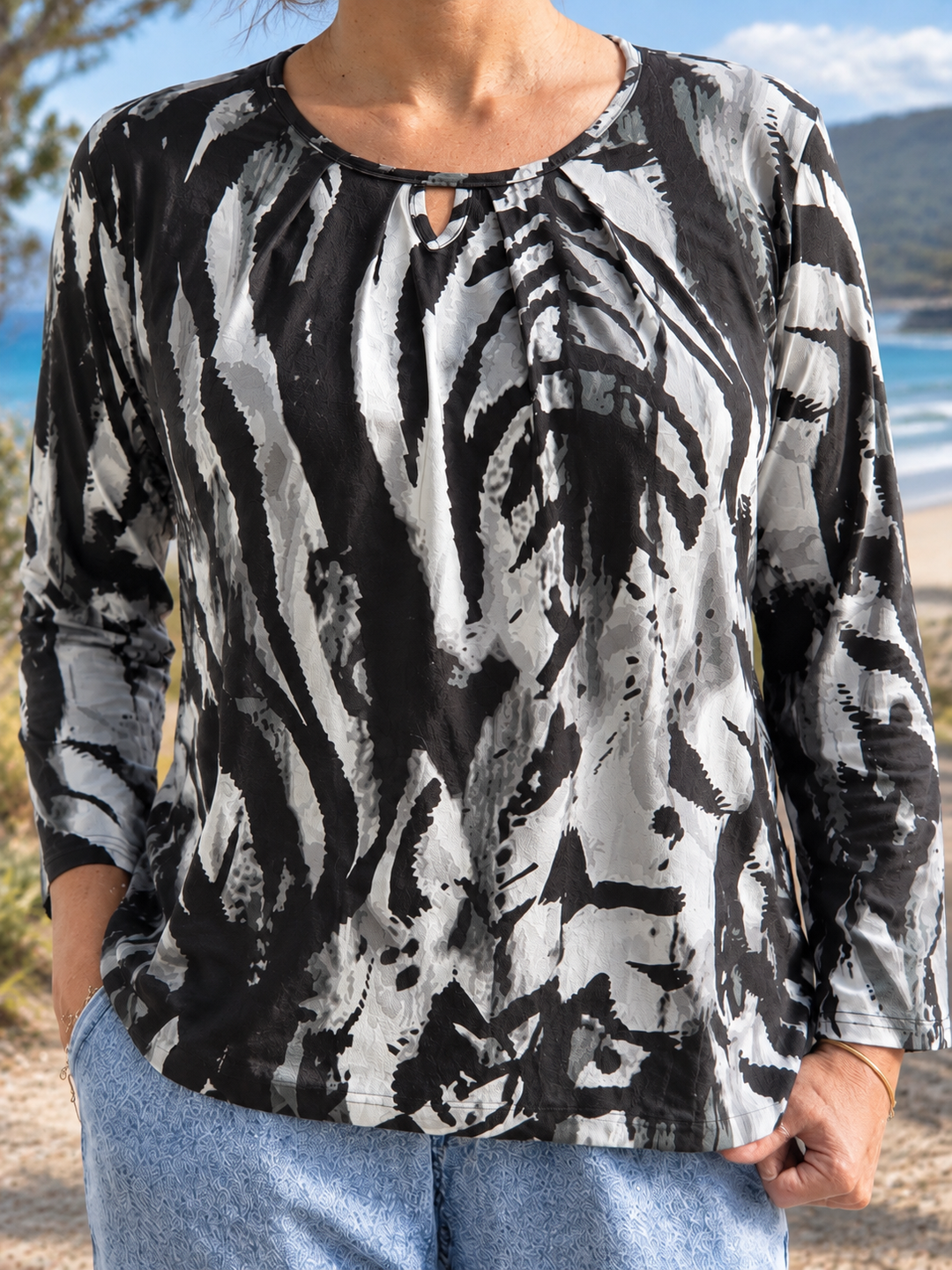 Ginevra blouse, close-up of the neckline and print