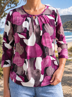 Alinta blouse, close-up of the neckline and print
