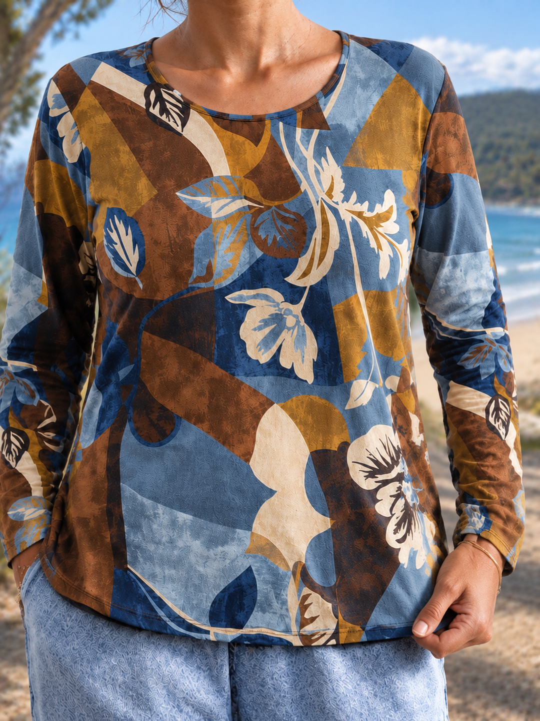Ophelia blouse, close-up of the neckline and print