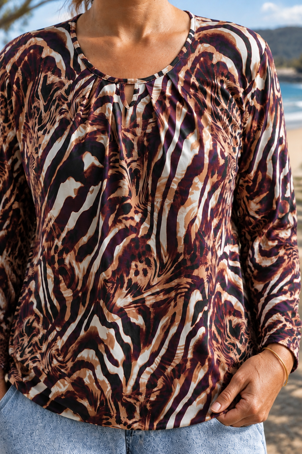 Thea blouse, close-up of the neckline and print