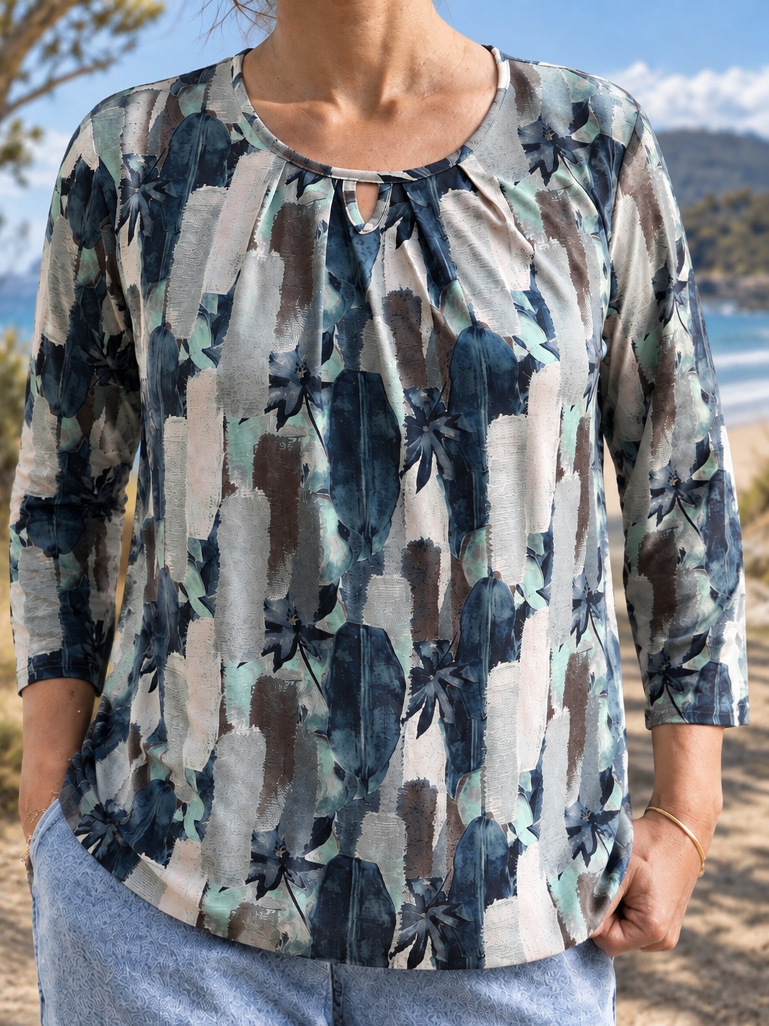 Albertine blouse, close-up of the neckline and print