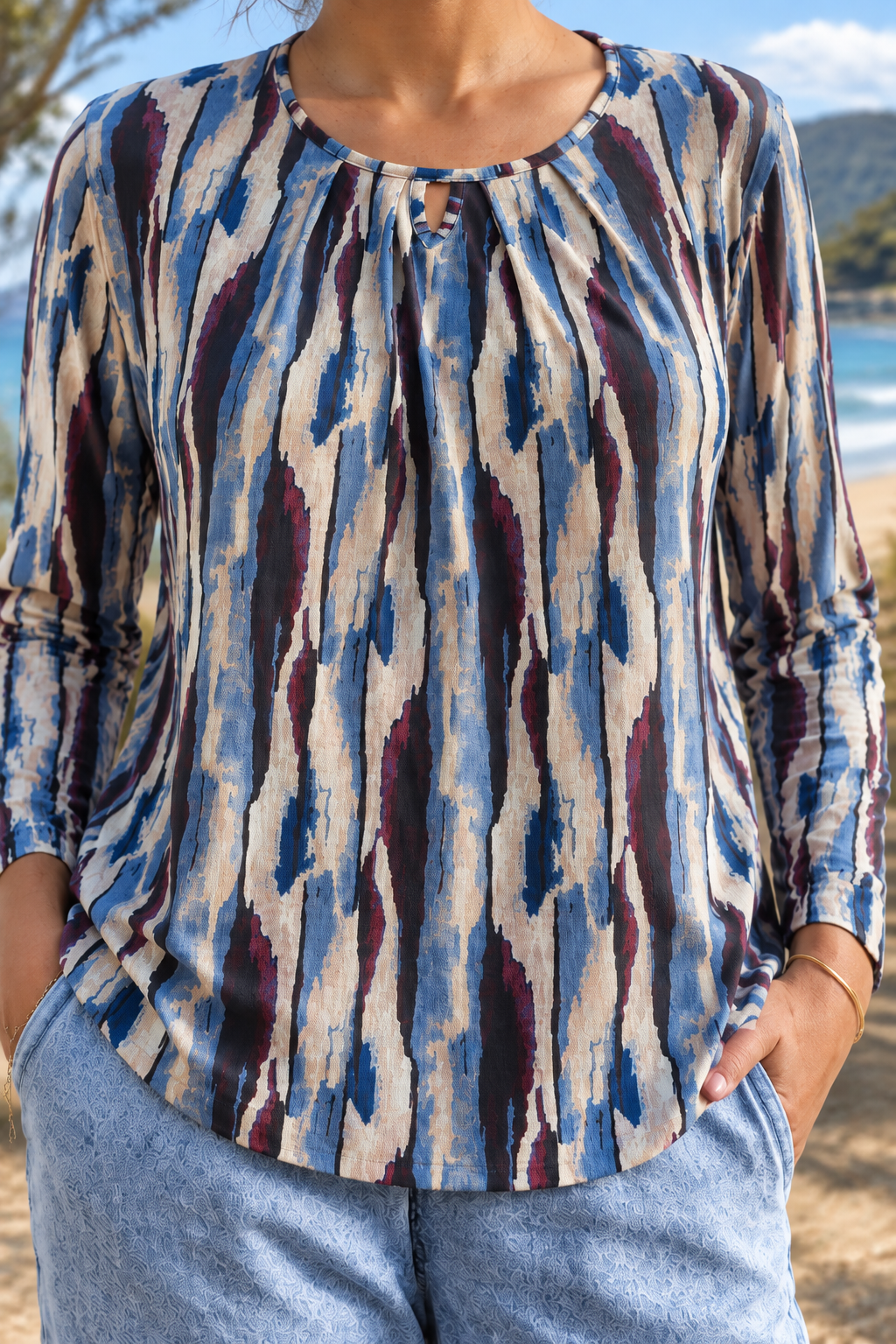 Honora blouse, close-up of the neckline and print